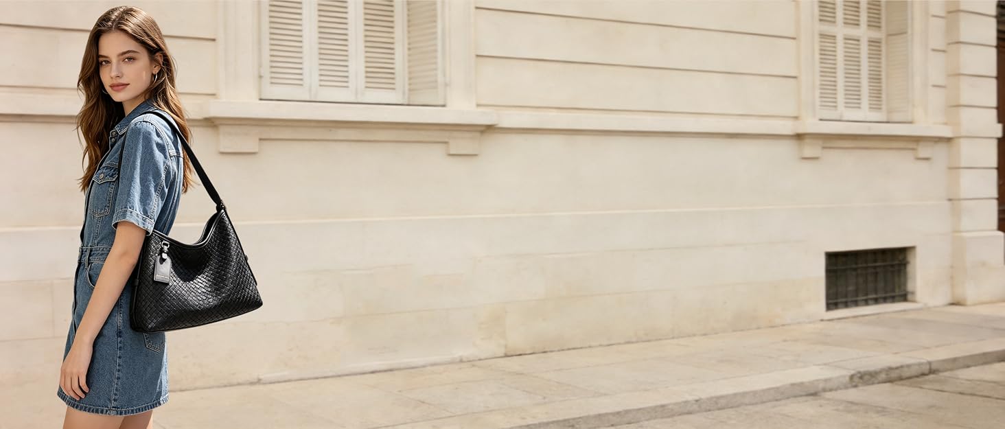 Жіноча сумка-хобо середнього розміру з плетеної екошкіри, бежева